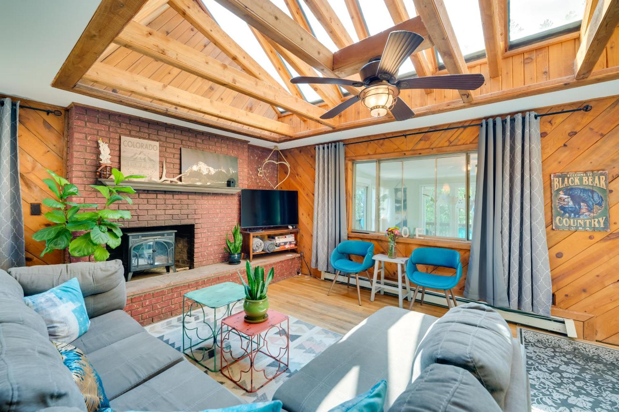 Stunning Golden Home With Deck About 35 Mi To Denver! Ngoại thất bức ảnh