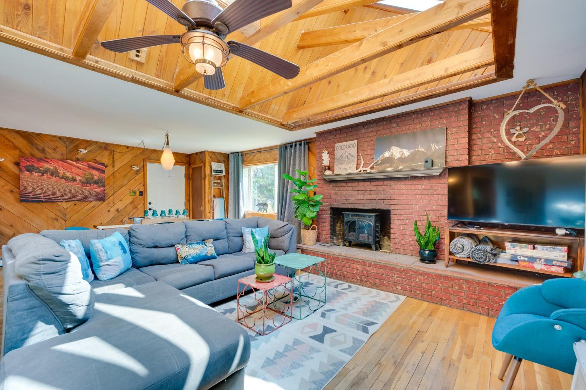 Stunning Golden Home With Deck About 35 Mi To Denver! Ngoại thất bức ảnh